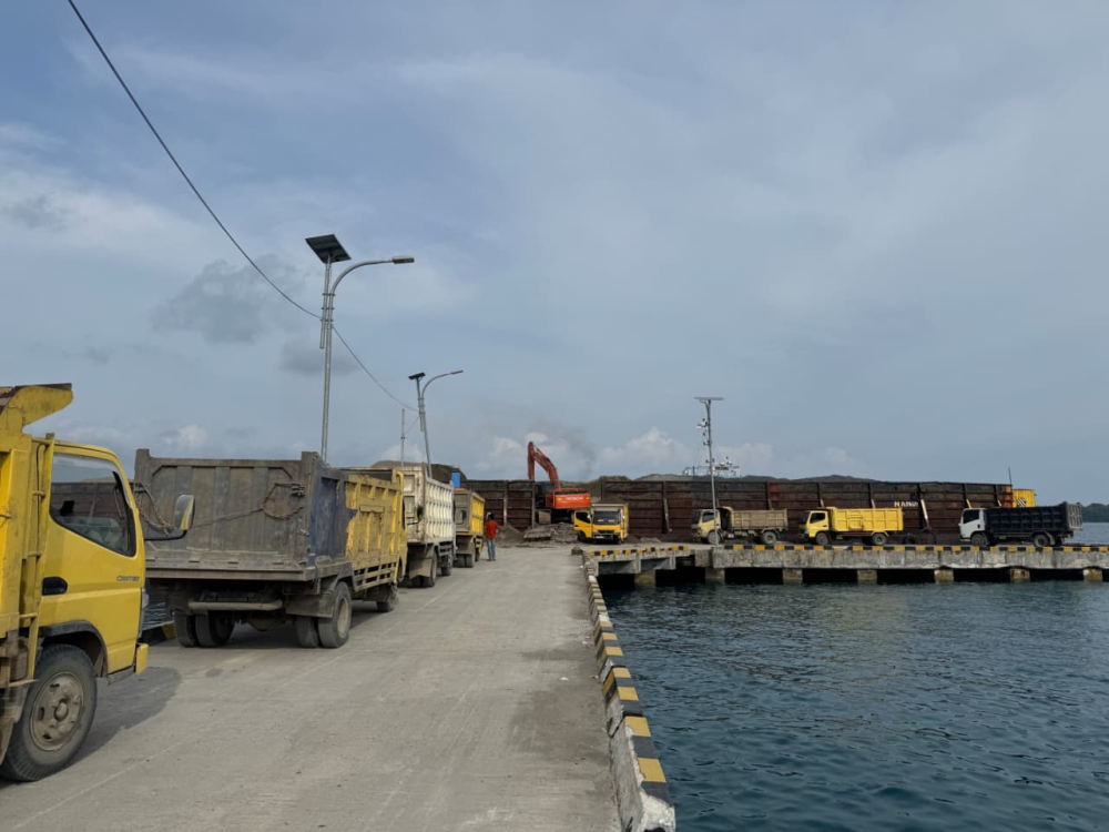 PEMANTAUAN PROSES BONGKAR MUAT MATERIAL PEMBANGUNAN BREAKWATER