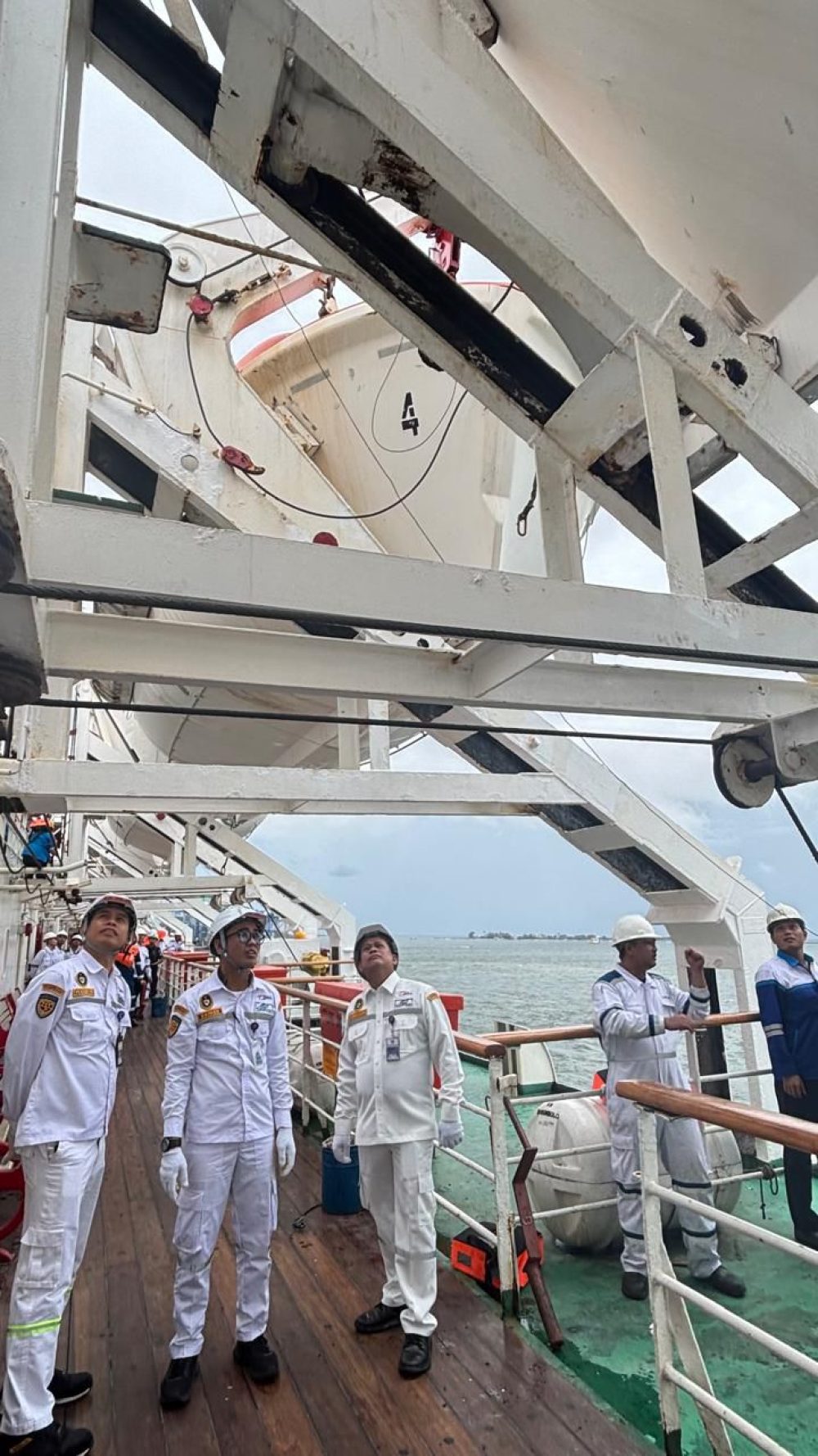 Ditjen Hubla Periksa Kelaiklautan Kapal Penumpang di Makassar, Pastikan Angkutan Laut Lebaran Aman dan Selamat