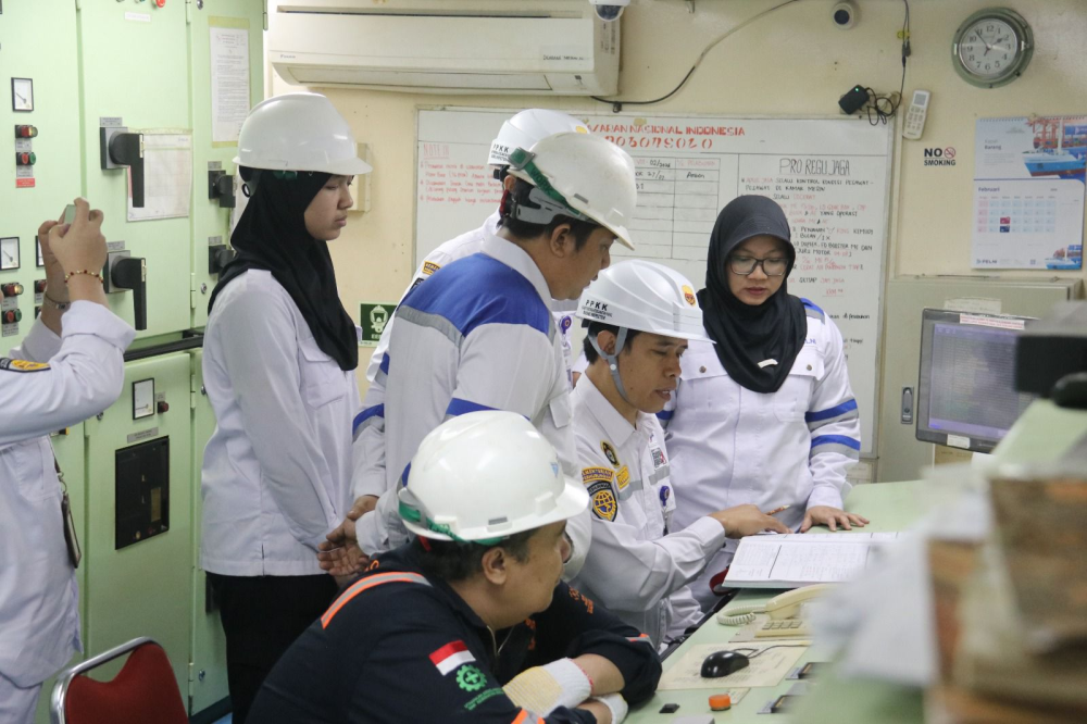 Ditjen Hubla Periksa Kelaiklautan Kapal Penumpang di Makassar, Pastikan Angkutan Laut Lebaran Aman dan Selamat