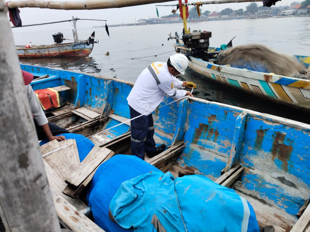 KSOP Kelas IV Probolinggo bersinergi dengan Pemerintah Daerah Lakukan Pengukuran Kapal Nelayan untuk Penerbitan E-Pas Kecil di Kecamatan Lekok, Kabupaten Pasuruan.