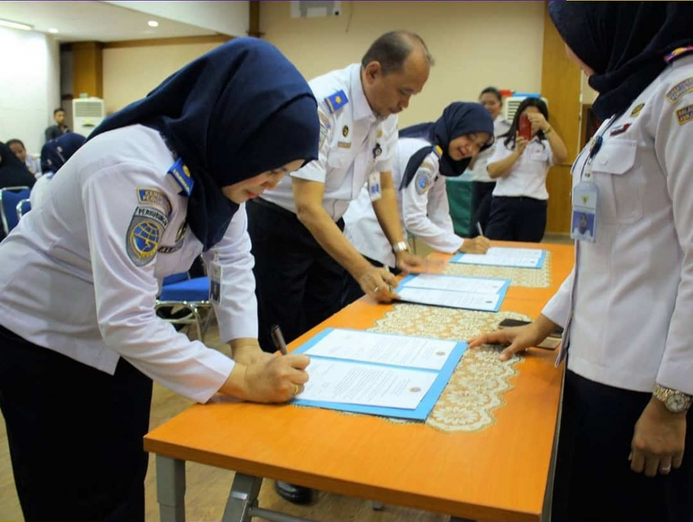 PENANDATANGANAN KOMITMEN BERSAMA DALAM RANGKA MEMBANGUN ZONA INTEGRITAS MENUJU WILAYAH BEBAS DARI KORUPSI