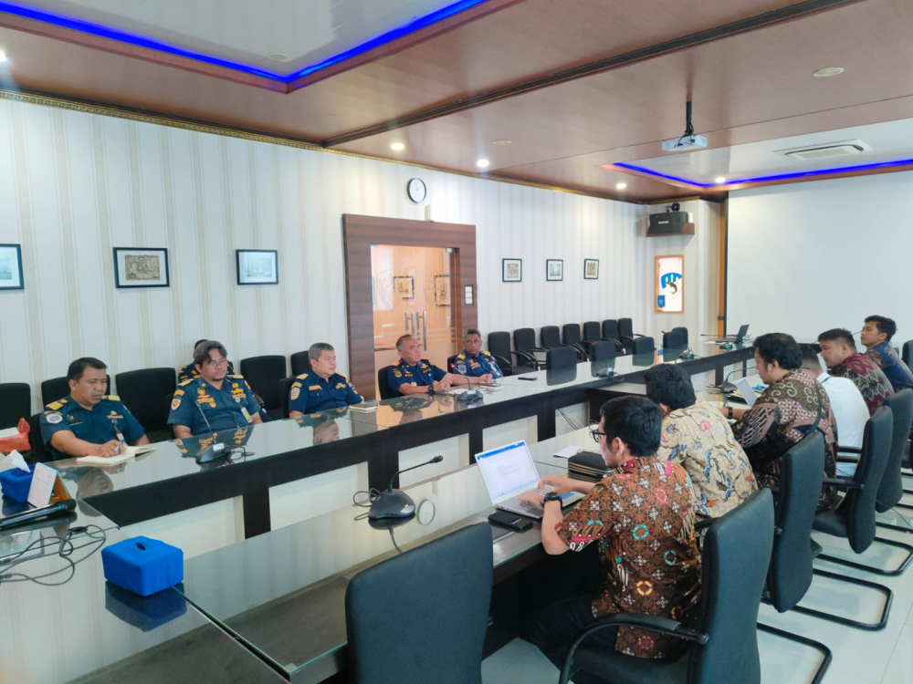 Kantor KSOP Kelas I Dumai menerima kunjungan dari Komisi Pengawasan Persaingan Usaha (KPPU) dalam rangka melakukan koordinasi dan diskusi terkait kegiatan Koperasi Tenaga Kerja Bongkar Muat (TKBM) yang beroperasi di wilayah Pelabuhan Dumai.