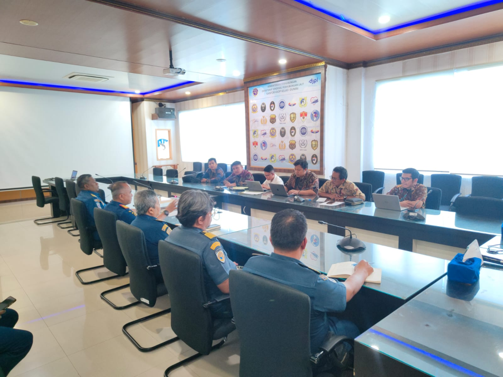 Kantor KSOP Kelas I Dumai menerima kunjungan dari Komisi Pengawasan Persaingan Usaha (KPPU) dalam rangka melakukan koordinasi dan diskusi terkait kegiatan Koperasi Tenaga Kerja Bongkar Muat (TKBM) yang beroperasi di wilayah Pelabuhan Dumai.