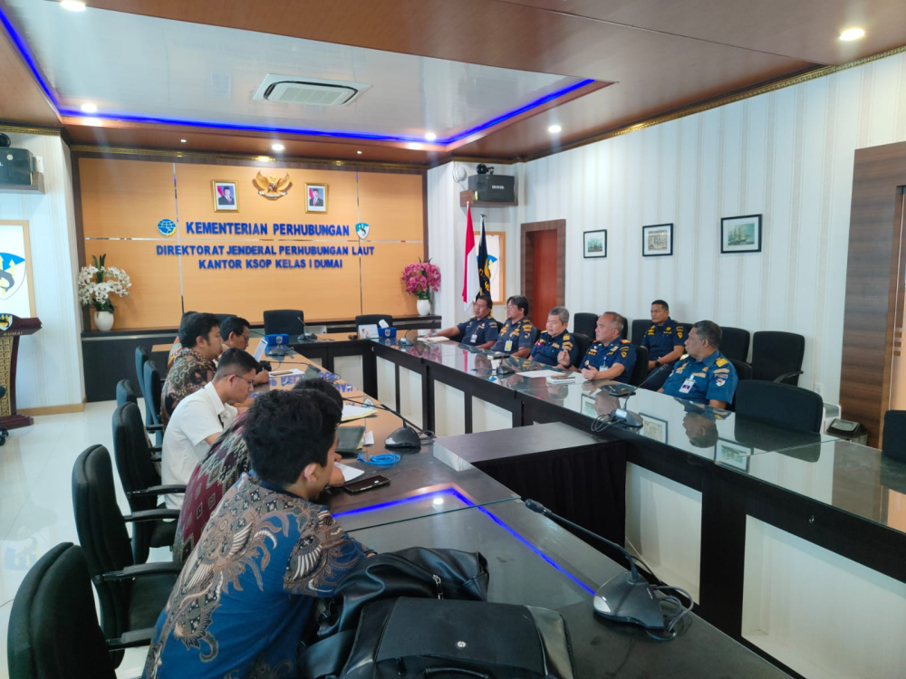 Kantor KSOP Kelas I Dumai menerima kunjungan dari Komisi Pengawasan Persaingan Usaha (KPPU) dalam rangka melakukan koordinasi dan diskusi terkait kegiatan Koperasi Tenaga Kerja Bongkar Muat (TKBM) yang beroperasi di wilayah Pelabuhan Dumai.
