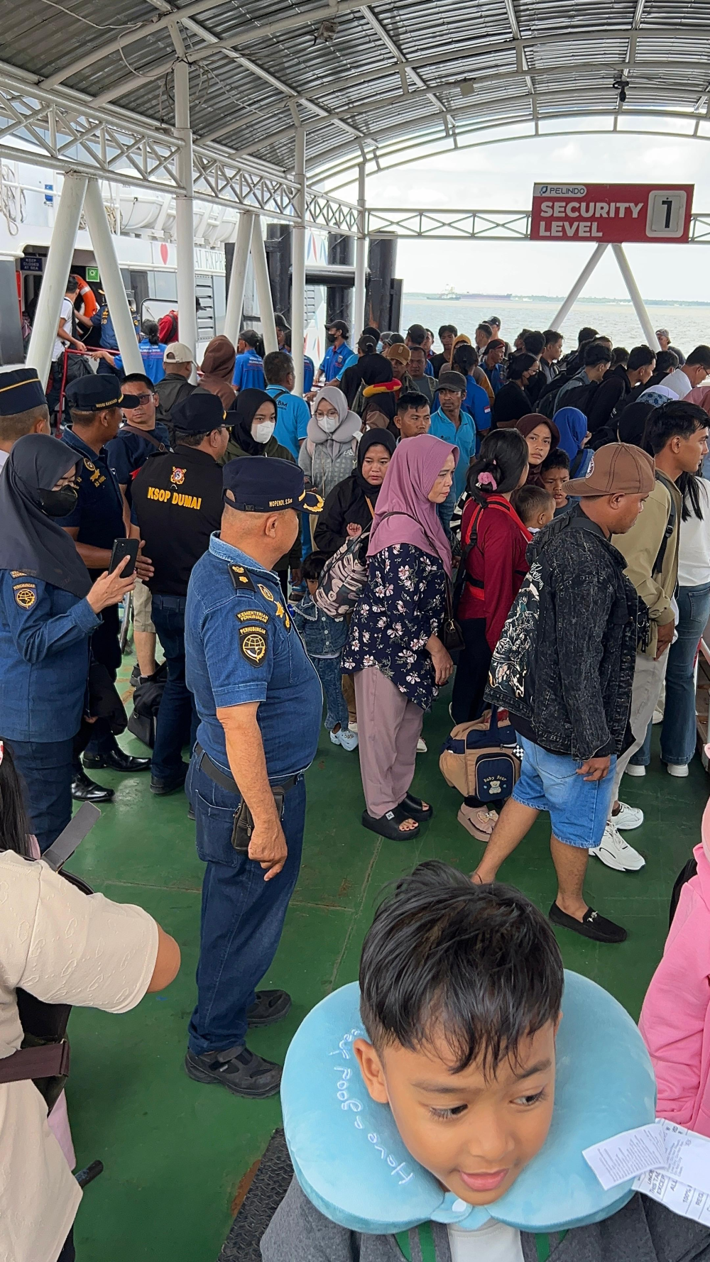 Kantor KSOP Kelas I Dumai bersama Tim Posko Gabungan melakukan Kegiatan pengawasan debarkasi penumpang Angkutan Laut Lebaran 1447 H/2026 di Pelabuhan Pelindo Dumai.