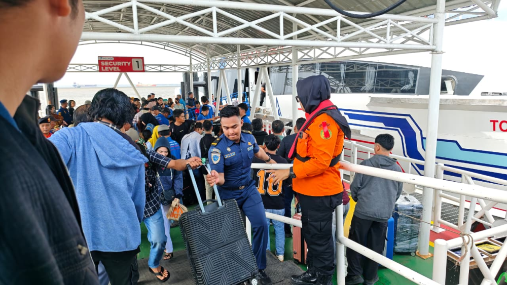 Kantor KSOP Kelas I Dumai melakukan Kegiatan pengawasan embarkasi dan debarkasi penumpang Angkutan Laut Lebaran 1447 H/2026 di pelabuhan Dumai