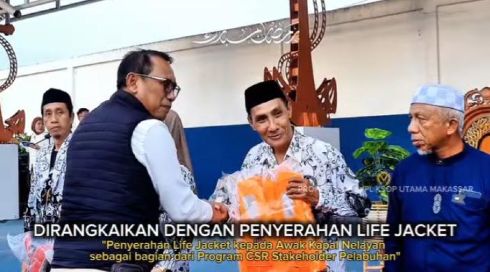 Buka Puasa Bersama Dirangkaikan Dengan Penyerahan Life Jacket Kepada Awak Kapal Nelayan