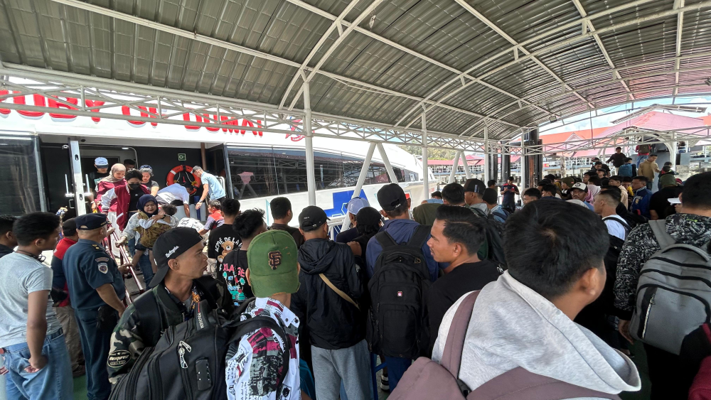 KSOP KELAS I DUMAI MELAKUKAN PENGAWASAN KEGIATAN DEBARKASI PENUMPANG PADA ARUS MUDIK ANGKUTAN LAUT LEBARAN 1447 H/2026 DI PELABUHAN PENUMPANG PELINDO DUMAI