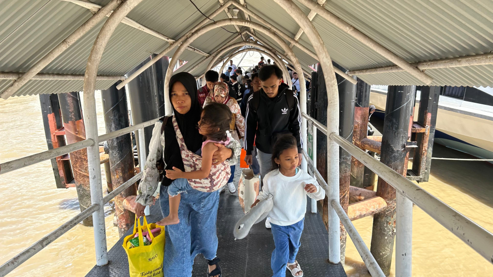 KSOP KELAS I DUMAI MELAKUKAN PENGAWASAN KEGIATAN DEBARKASI PENUMPANG PADA ARUS MUDIK ANGKUTAN LAUT LEBARAN 1447 H/2026 DI PELABUHAN PENUMPANG PELINDO DUMAI