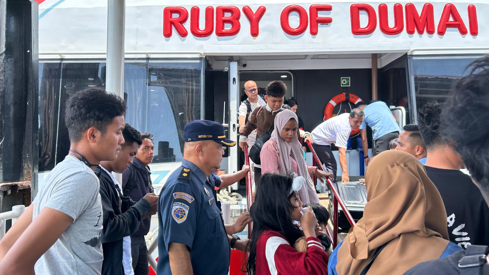 KSOP KELAS I DUMAI MELAKUKAN PENGAWASAN KEGIATAN DEBARKASI PENUMPANG PADA ARUS MUDIK ANGKUTAN LAUT LEBARAN 1447 H/2026 DI PELABUHAN PENUMPANG PELINDO DUMAI