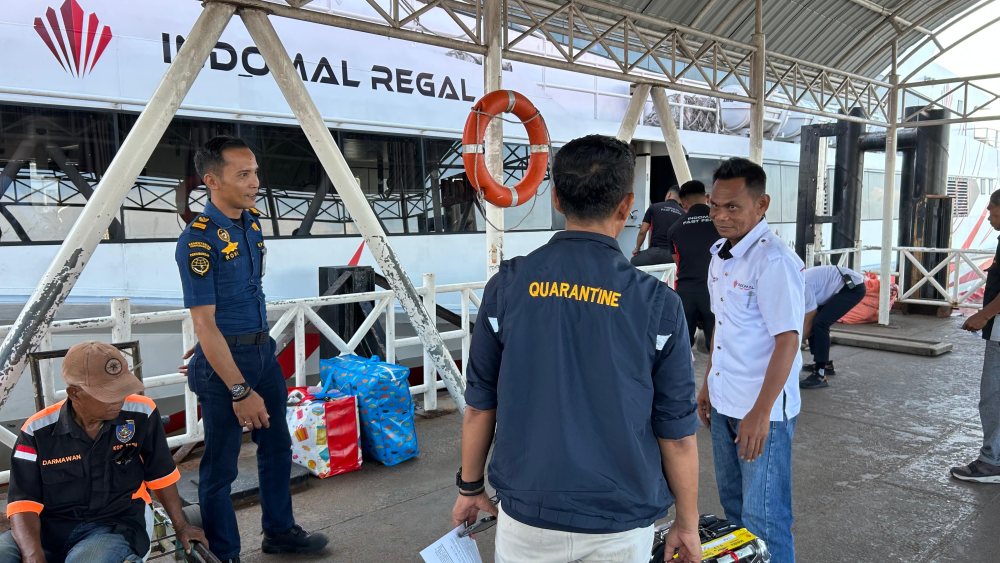 KSOP KELAS I DUMAI MELAKUKAN PENGAWASAN KEGIATAN DEBARKASI PENUMPANG PADA ARUS MUDIK ANGKUTAN LAUT LEBARAN 1447 H/2026 DI PELABUHAN PENUMPANG PELINDO DUMAI