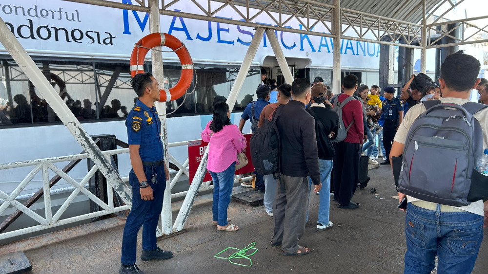 KSOP KELAS I DUMAI MELAKUKAN PENGAWASAN KEGIATAN DEBARKASI PENUMPANG PADA ARUS MUDIK ANGKUTAN LAUT LEBARAN 1447 H/2026 DI PELABUHAN PENUMPANG PELINDO DUMAI
