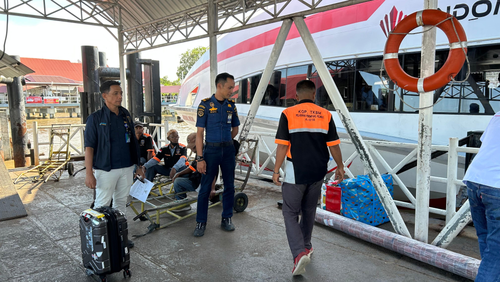 KSOP KELAS I DUMAI MELAKUKAN PENGAWASAN KEGIATAN DEBARKASI PENUMPANG PADA ARUS MUDIK ANGKUTAN LAUT LEBARAN 1447 H/2026 DI PELABUHAN PENUMPANG PELINDO DUMAI