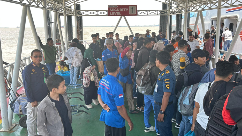 KSOP KELAS I DUMAI MELAKUKAN PENGAWASAN KEGIATAN DEBARKASI PENUMPANG PADA ARUS MUDIK ANGKUTAN LAUT LEBARAN 1447 H/2026 DI PELABUHAN PENUMPANG PELINDO DUMAI
