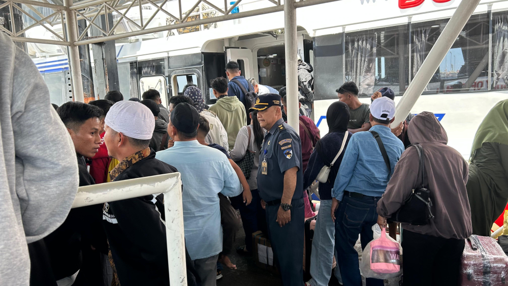 KSOP KELAS I DUMAI MELAKUKAN PENGAWASAN KEGIATAN DEBARKASI PENUMPANG PADA ARUS MUDIK ANGKUTAN LAUT LEBARAN 1447 H/2026 DI PELABUHAN PENUMPANG PELINDO DUMAI