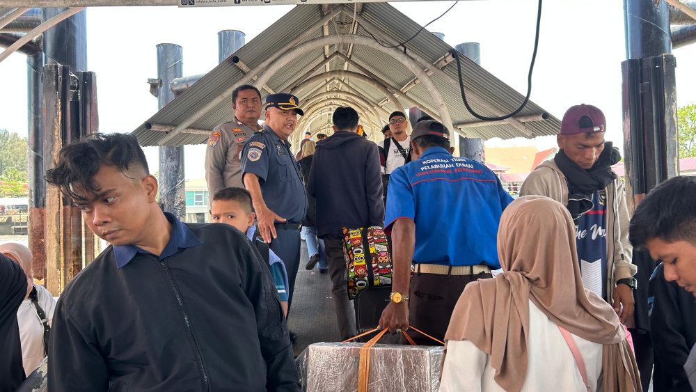 KSOP KELAS I DUMAI MELAKUKAN PENGAWASAN KEGIATAN DEBARKASI PENUMPANG PADA ARUS MUDIK ANGKUTAN LAUT LEBARAN 1447 H/2026 DI PELABUHAN PENUMPANG PELINDO DUMAI