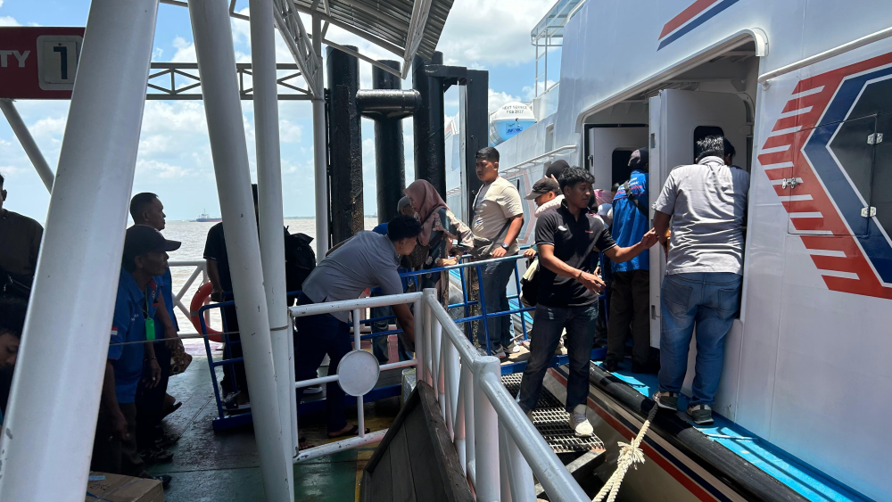 KSOP KELAS I DUMAI MELAKUKAN PENGAWASAN KEGIATAN DEBARKASI PENUMPANG PADA ARUS MUDIK ANGKUTAN LAUT LEBARAN 1447 H/2026 DI PELABUHAN PENUMPANG PELINDO DUMAI