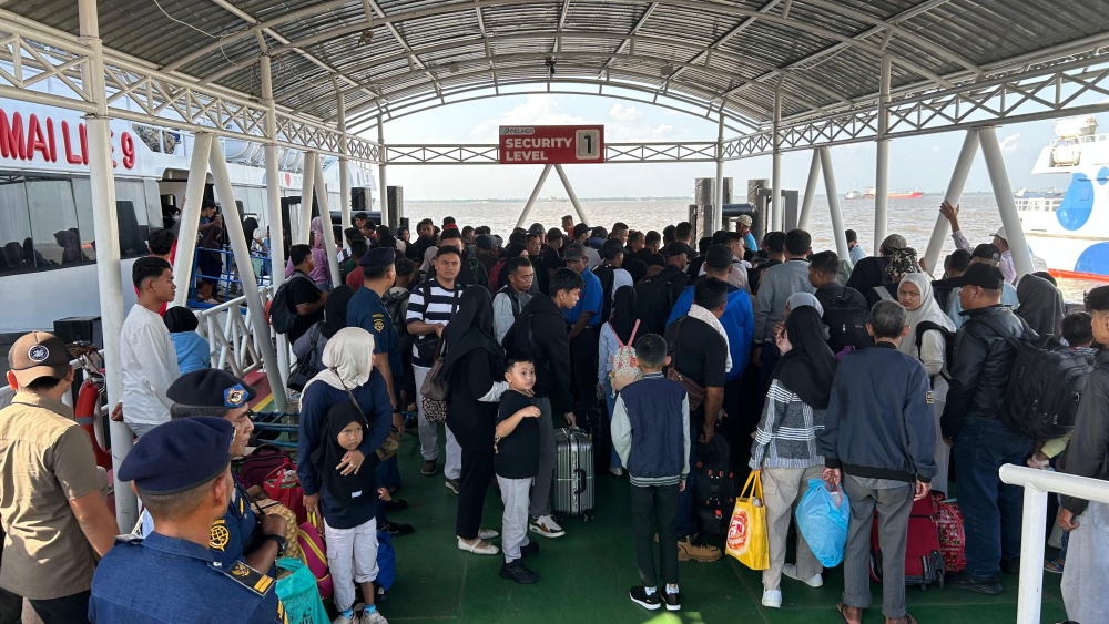 KSOP KELAS I DUMAI MELAKUKAN PENGAWASAN KEGIATAN DEBARKASI PENUMPANG PADA ARUS MUDIK ANGKUTAN LAUT LEBARAN 1447 H/2026 DI PELABUHAN PENUMPANG PELINDO DUMAI