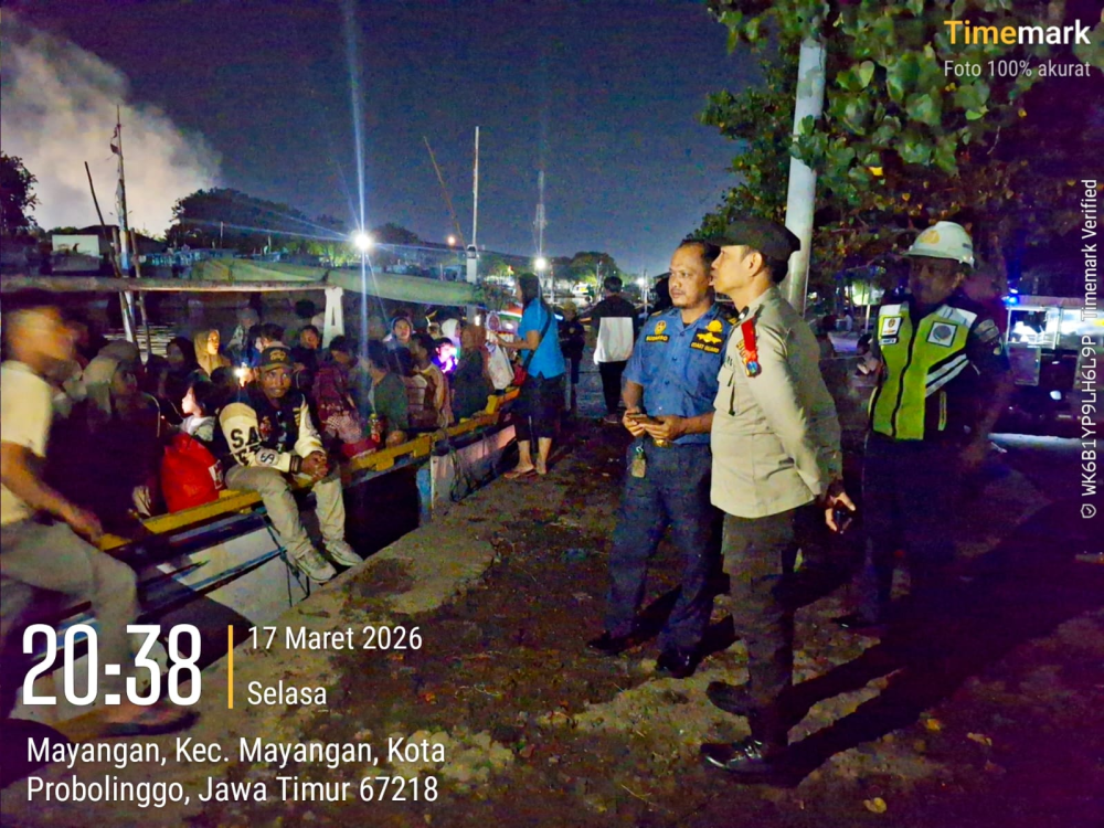 Patroli Laut KN.P 4001 dan KN.P 50008 Kawal Ribuan Warga Gili Ketapang Probolinggo Toron Petolekoran.