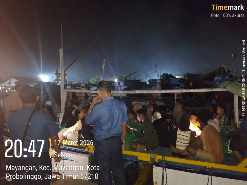 Patroli Laut KN.P 4001 dan KN.P 50008 Kawal Ribuan Warga Gili Ketapang Probolinggo Toron Petolekoran.