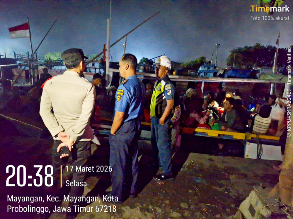Patroli Laut KN.P 4001 dan KN.P 50008 Kawal Ribuan Warga Gili Ketapang Probolinggo Toron Petolekoran.