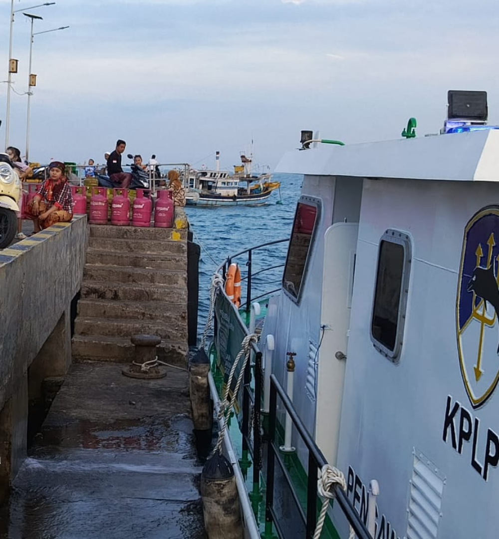 Patroli Laut KN.P 4001 dan KN.P 50008 Kawal Ribuan Warga Gili Ketapang Probolinggo Toron Petolekoran.