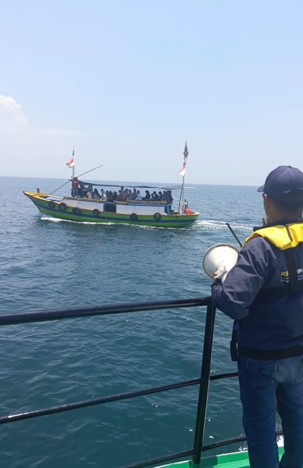 Patroli Laut KN.P 4001 dan KN.P 50008 Kawal Ribuan Warga Gili Ketapang Probolinggo Toron Petolekoran.