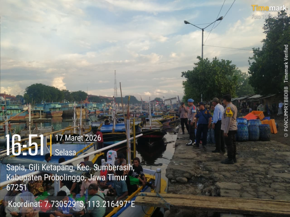 Patroli Laut KN.P 4001 dan KN.P 50008 Kawal Ribuan Warga Gili Ketapang Probolinggo Toron Petolekoran.