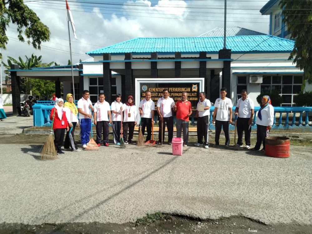 Pelaksanaan Kegiatan Bersih Lingkungan Kerja Kantor Kesyahbandaran dan Otoritas Pelabuhan Kelas IV Tanjung Balai Asahan