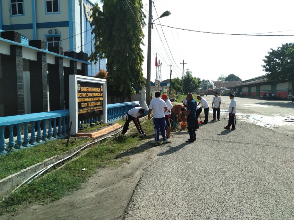 Pelaksanaan Kegiatan Bersih Lingkungan Kerja Kantor Kesyahbandaran dan Otoritas Pelabuhan Kelas IV Tanjung Balai Asahan