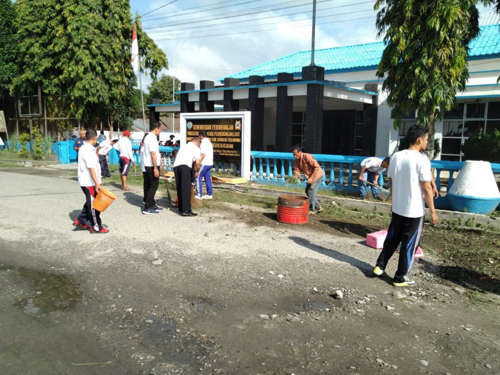 Pelaksanaan Kegiatan Bersih Lingkungan Kerja Kantor Kesyahbandaran dan Otoritas Pelabuhan Kelas IV Tanjung Balai Asahan