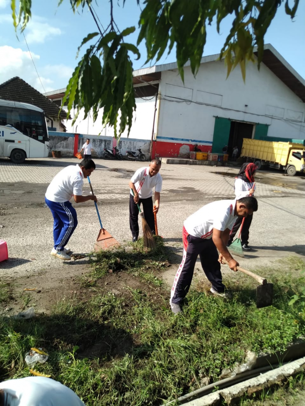 Pelaksanaan Kegiatan Bersih Lingkungan Kerja Kantor Kesyahbandaran dan Otoritas Pelabuhan Kelas IV Tanjung Balai Asahan
