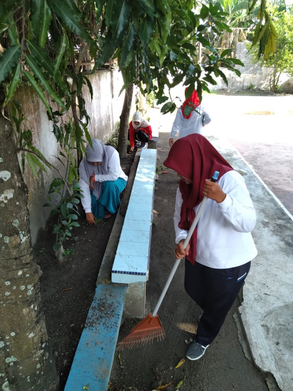 Pelaksanaan Kegiatan Bersih Lingkungan Kerja Kantor Kesyahbandaran dan Otoritas Pelabuhan Kelas IV Tanjung Balai Asahan