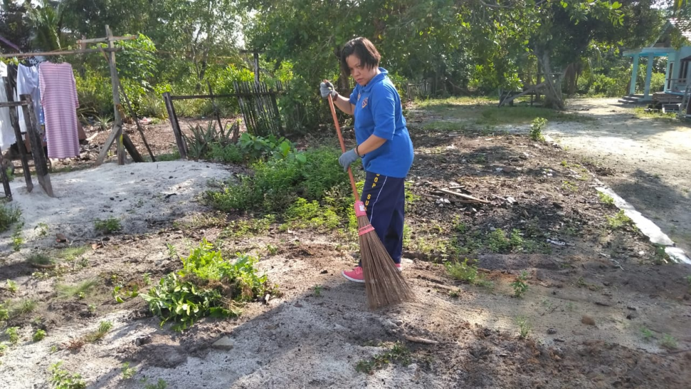 Kegiatan Bersih Lingkungan Kerja di KSOP Kelas IV Sukamara