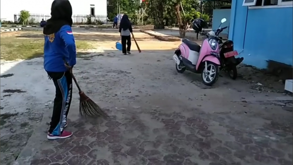 Kegiatan Bersih Lingkungan Kerja di KSOP Kelas IV Sukamara