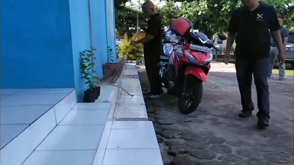 Kegiatan Bersih Lingkungan Kerja di KSOP Kelas IV Sukamara