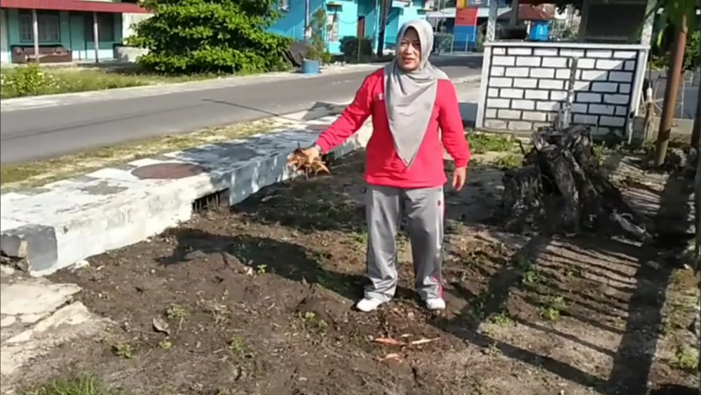 Kegiatan Bersih Lingkungan Kerja di KSOP Kelas IV Sukamara