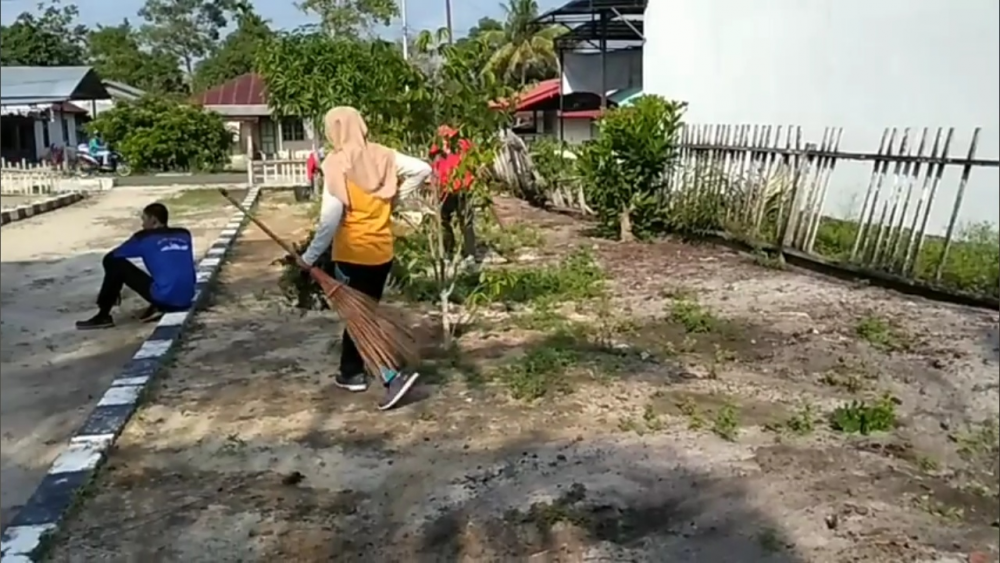 Kegiatan Bersih Lingkungan Kerja di KSOP Kelas IV Sukamara