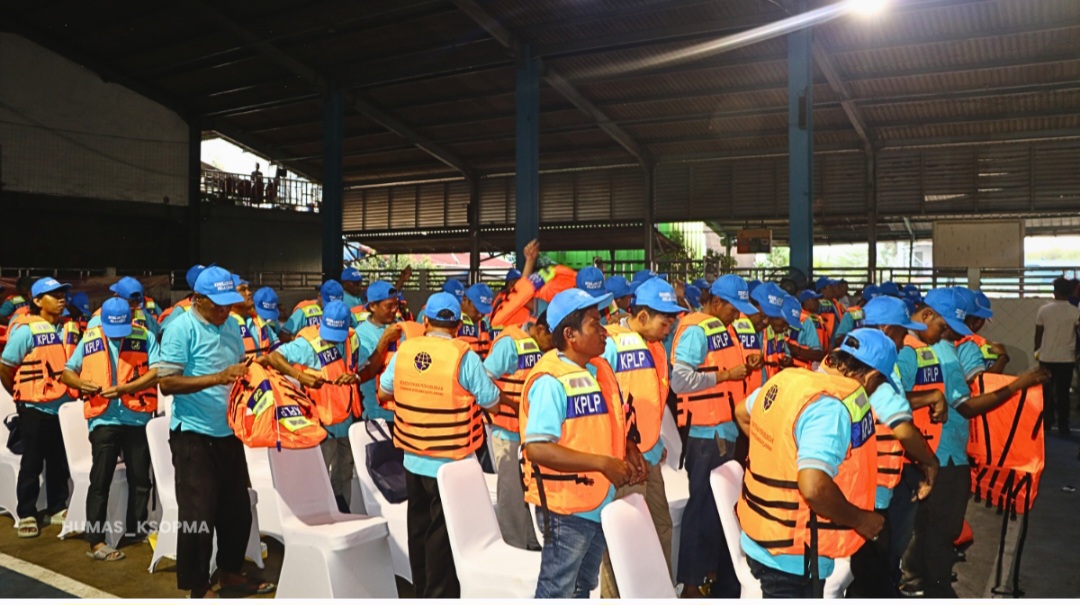 Perkuat Budaya Keselamatan Berlayar, KSOP Kelas IV Muara Angke Dukung Penyaluran 150 Life Jacket kepada Nelayan Muara Angke