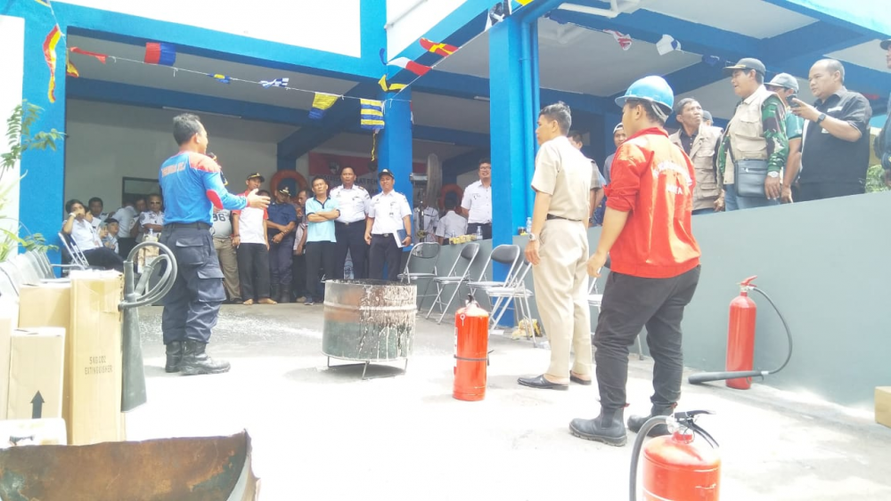 CEGAH BAHAYA KEBAKARAN, KSOP MUARA ANGKE SOSIALISASIKAN PENGGUNAAN ALAT PEMADAM KEBAKARAN DI ATAS KAPAL