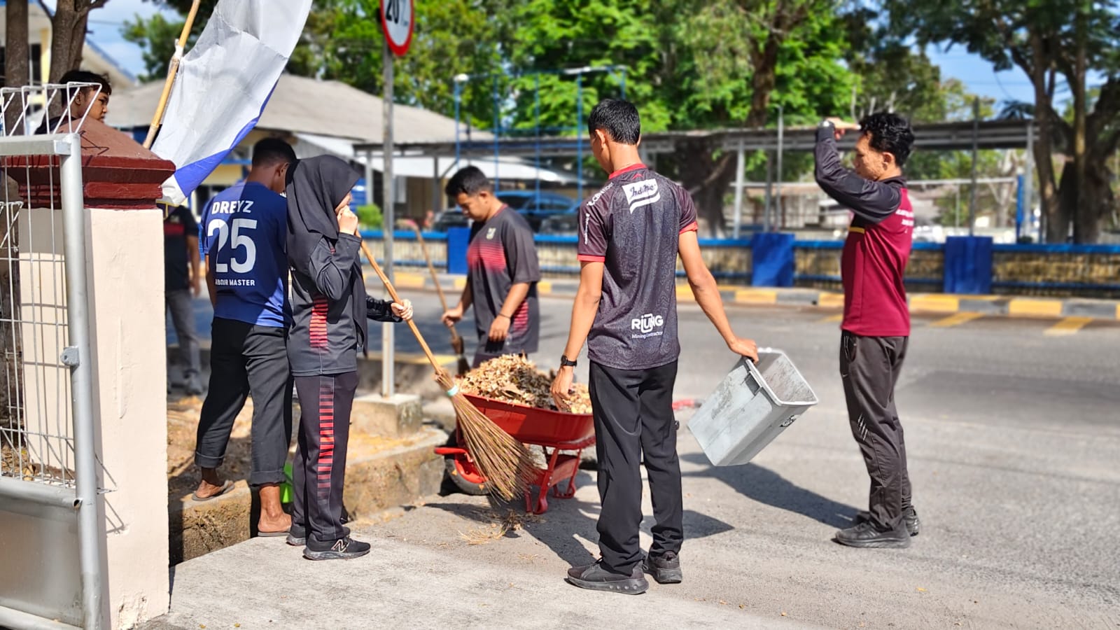 Semarak Harhubnas 2026, KSOP Kelas IV Tanjung Pandan Gelar Aksi Bersih-Bersih Lingkungan