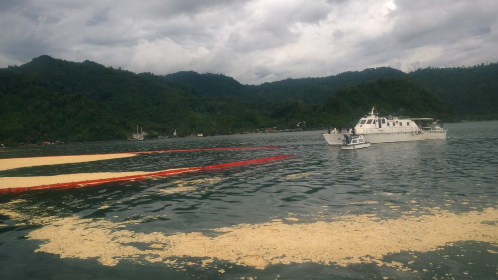 KSOP TELUK BAYUR KERAHKAN EMPAT KAPAL UNTUK TANGGULANGI TUMPAHAN MINYAK CPO DI TELUK BAYUR