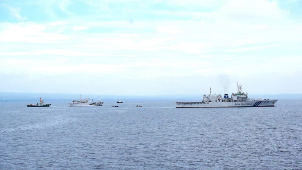 KEBAKARAN KAPAL LCT DI PERAIRAN DAVAO, TIGA KAPAL COAST GUARD INDONESIA BERAKSI