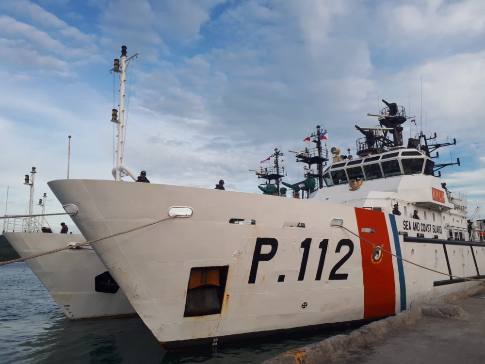 LATAR BELAKANG SEA AND COAST GUARD INDONESIA RUTIN LATIHAN PENANGGULANGAN TUMPAHAN MINYAK DENGAN FILIPIN