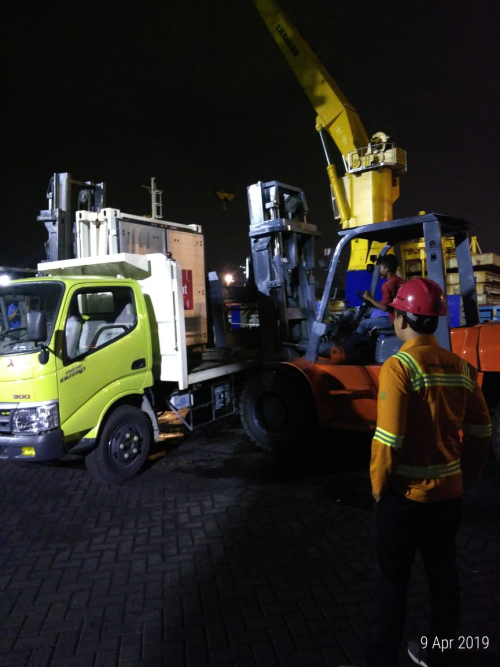 PENGIRIMAN PERDANA PROGRAM KONTAINER MASUK DESA, TIGA TON BERAS DIANGKUT KAPAL TOL LAUT KE TALAUD
