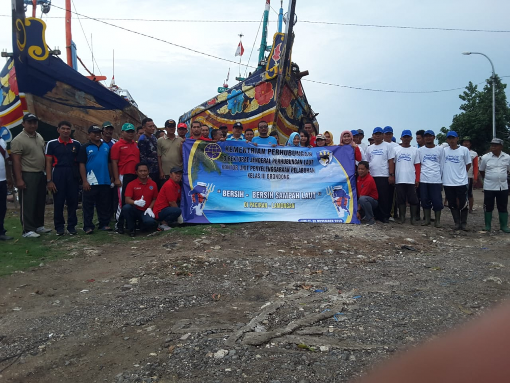 JAGA LINGKUNGAN MARITIM, UPP BRONDONG SELENGGARAKAN KEGIATAN BERSIH PANTAI