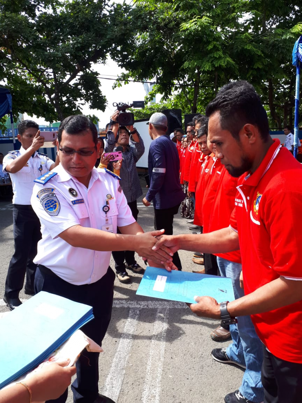 KEMENHUB BAGIKAN LIFE JACKET, SERTIFIKAT KAPAL DAN BUKU PELAUT DI PELABUHAN SORONG