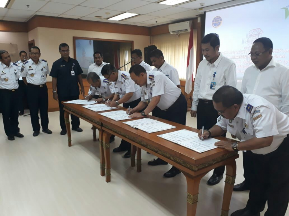DITJEN HUBLA DAN PELINDO IV TANDATANGANI PERJANJIAN KERJASAMA PEMANFAATAN PENGOPERASIAN VTS