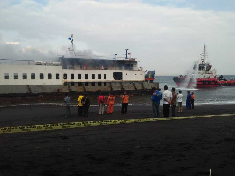 SELURUH PENUMPANG KAPAL KM LABITRA ADINDA YANG TERBAKAR DI PERAIRAN PELABUHAN GILIMANUK BERHASIL DISELAM