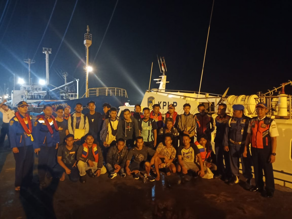 DUA KAPAL PATROLI KSOP GRESIK EVAKUASI 16 ORANG ABK KAPAL KM. TIRTA AMARTA DENGAN SELAMAT